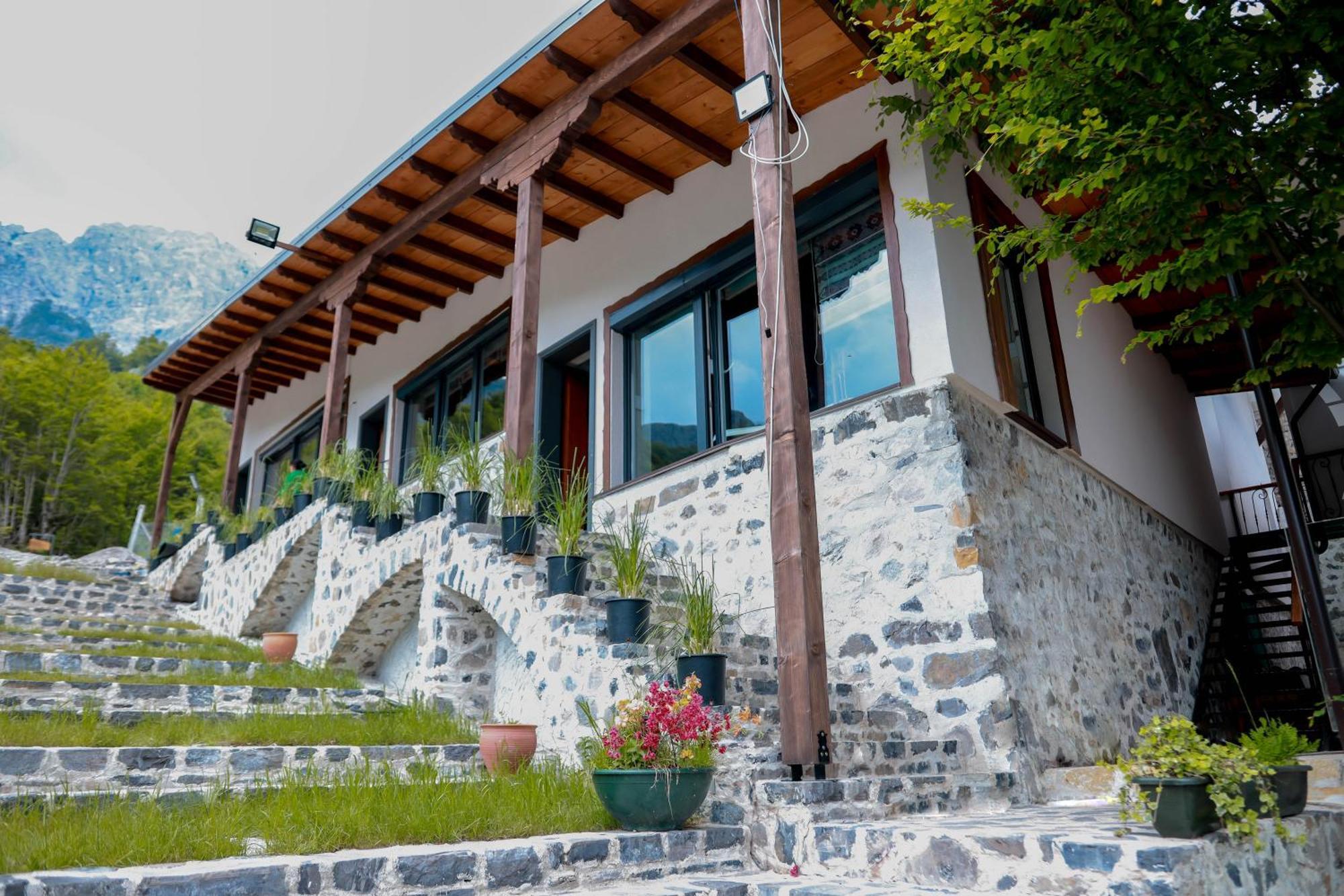 Hotel Thethi Esterno foto